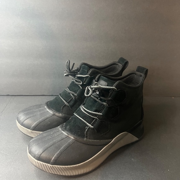 SOREL Out N About III Duck Boot Size 7.5 Color: Black & Grey - Picture 4 of 10